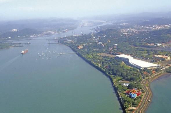 Vista del área de Amador, con el Biomuseo y el nuevo centro de convenciones recién construido, en primer plano. Más atrás, el área de tanques de Balboa y al fondo el aeropuerto de Albrook. Parte de estas áreas estarían bajo riesgo de inundación debido al esperado aumento del nivel del mar.