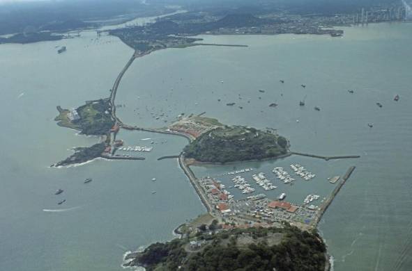 Vista de la Calzada de Amador en 2012: único sector del frente marino para el cual se cuenta con un plan maestro de desarrollo enfocado en el turismo. En este sector, que surgió como un rompeolas y muro defensivo durante la construcción del Canal (1904- 1914), se han construido, desde 2003, varios rellenos para habilitar espacios comerciales, marinas y más recientemente, un puerto de cruceros.