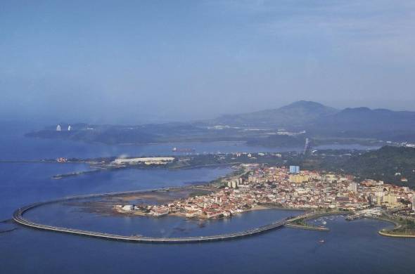 El proyecto de la Cinta Costera II y III agregó nuevo suelo urbano en forma de relleno de fondo de mar a la ciudad de Panamá. Su construcción generó un debate público sobre la cuestión de la pérdida de la relación de la ciudad con el mar debido al anillo vial que rodea el Casco Antiguo de la ciudad