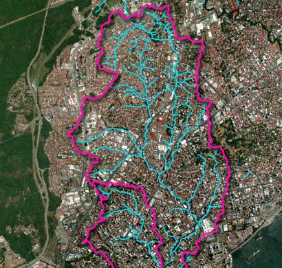 Este mapa compuesto de hojas topográficas de los años 1936 y 1943 muestra el curso natural de las quebradas que forman el río Matasnillo, en un período donde apenas iniciaba el proceso de expansión de la mancha urbana fuera del Casco Antiguo, Calidonia y Bella Vista, núcleos iniciales de la ciudad de Panamá en el siglo XX.